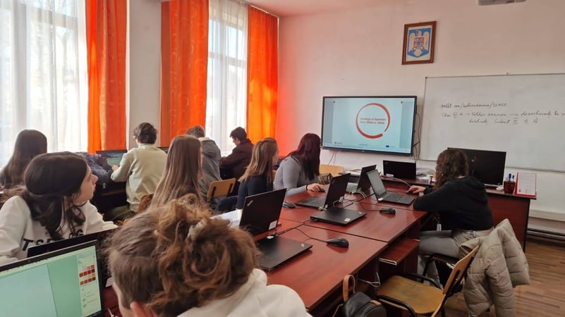 Elevii Liceului „Bălașa Doamna” au aflat cum să navigheze în siguranță în online, în cadrul proiectului ,,Ora de net”