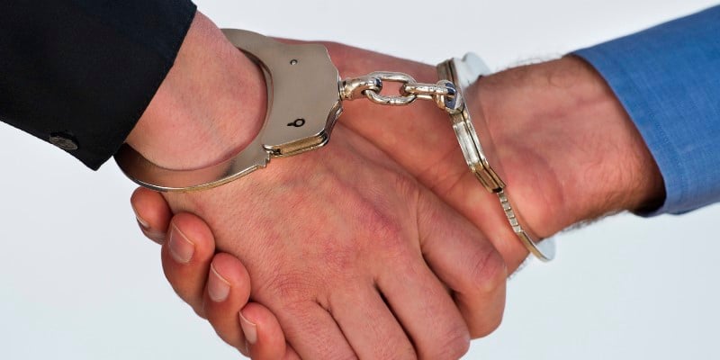 Două persoane care au introdus în ţară 2 kilograme de cocaină, arestate preventiv