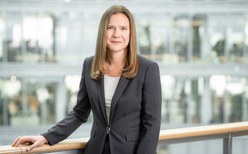 Va continua Petrom să accelereze pe “verde” când giganții petrolieri ai lumii pare că se întorc la fosil? Ce spune CEO-ul Christina Verchere