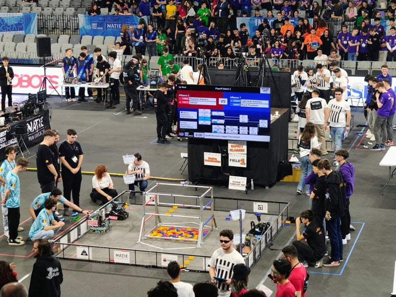 Elevii de la Carabella, campioni la robotică