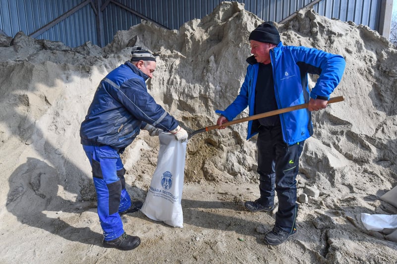 Material antiderapant gratuit pentru bucureștenii din S6, care trebuie să deszăpezească în jurul imobilelor, altminteri vin amenzile. Ghid pentru asociațiile de proprietari