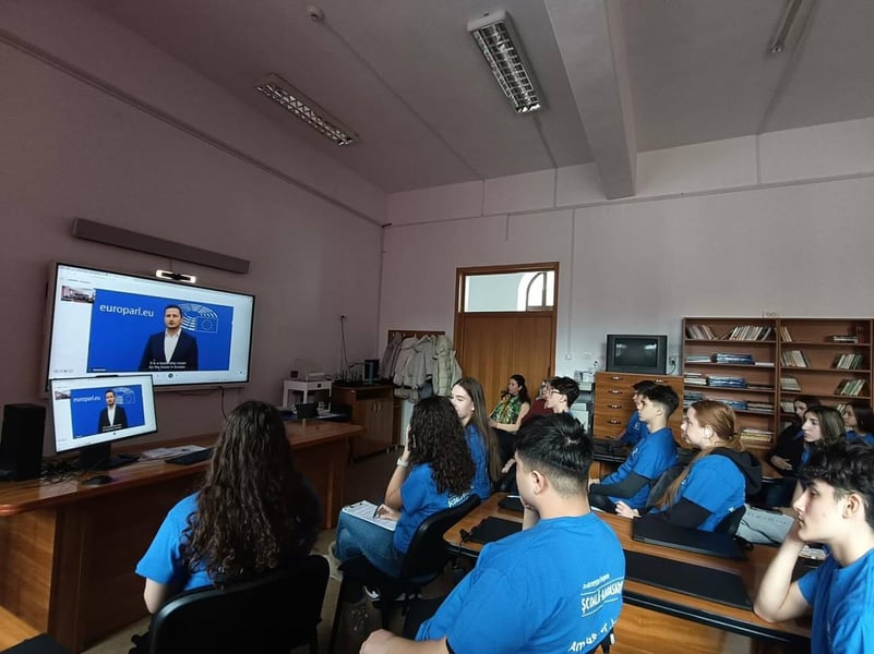 Ambasadorii juniori ai Colegiului Național „Ienăchiță Văcărescu” s-au întâlnit în cadrul proiectului Eurosocola cu vicepreședintele Parlamentului European