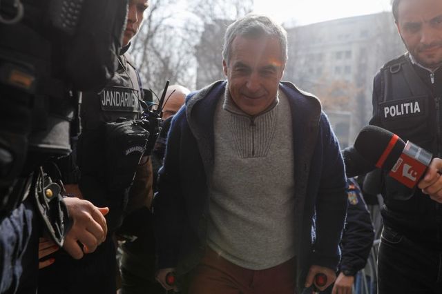 Călin Georgescu, inculpat de Parchetul ICCJ pentru mai multe infracţiuni, a ieşit de la audieri, fiind aşteptat de soţie şi de un grup masiv de manifestanţi/ El a fost pus sub control judiciar