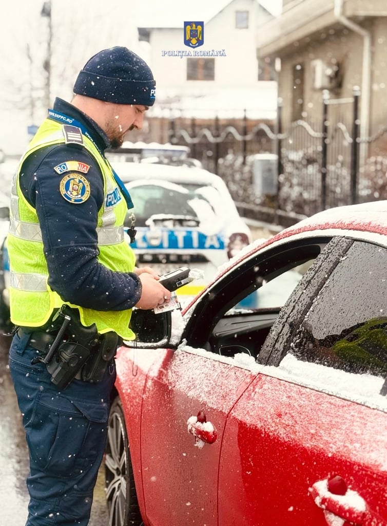 Atenție, șoferi și pietoni din județul Dâmbovița, condiții de iarnă periculoase pe drumurile publice