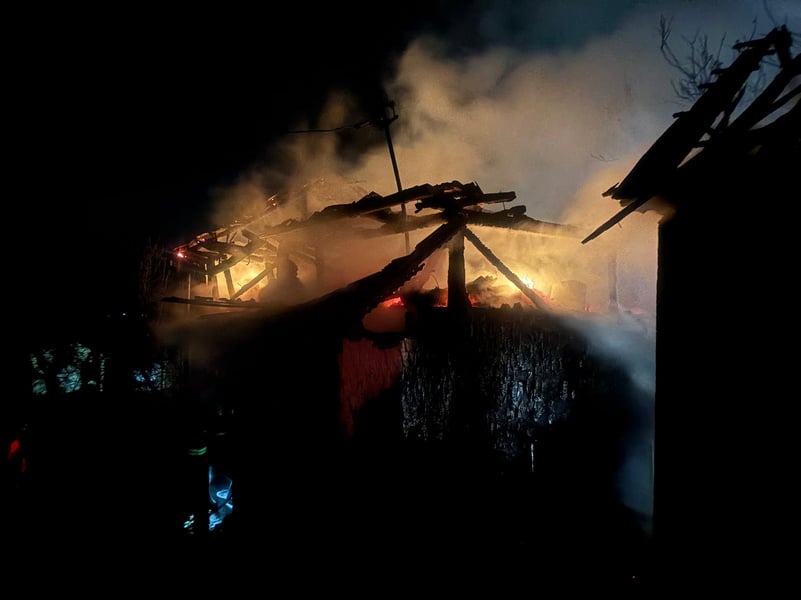 Acoperișul unei case din Negrilești, mistuit de flăcări într-un incendiu