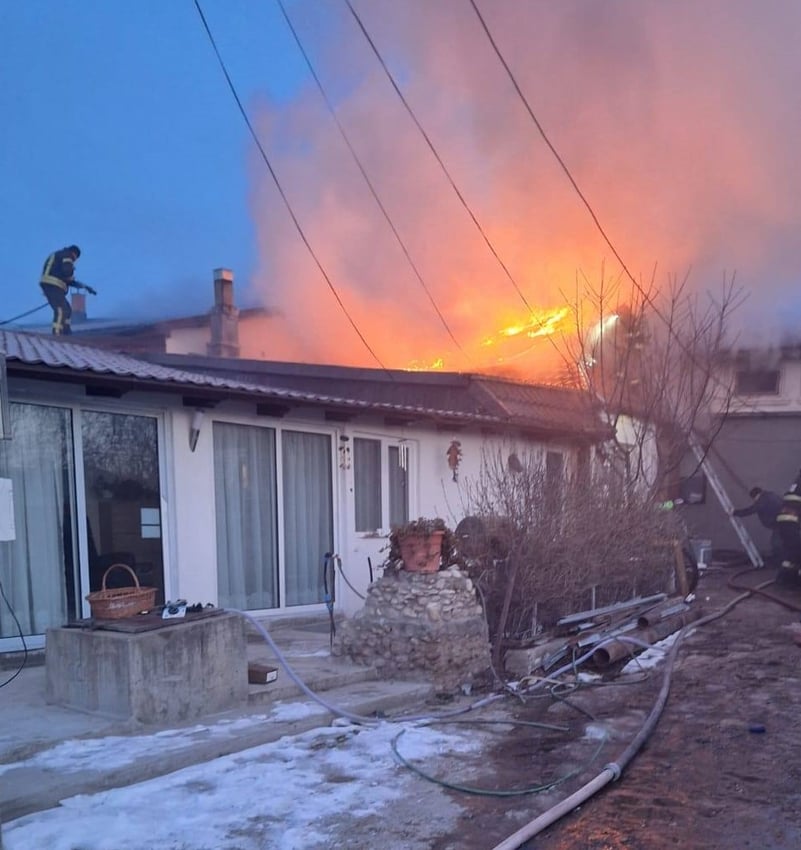 Incendiu la o casă din Jariștea, extins la două gospodării / Atenție la coșurile de fum!