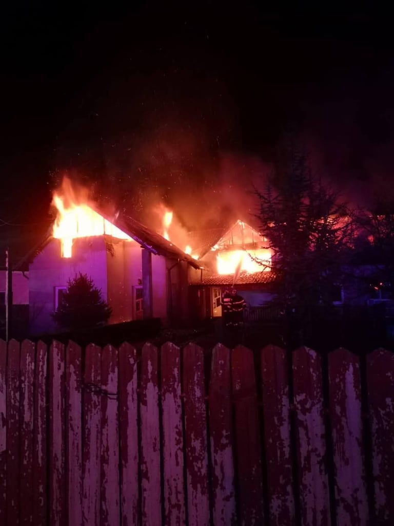 Intervenție de urgență în Mănești, un incendiu devastator la o casă