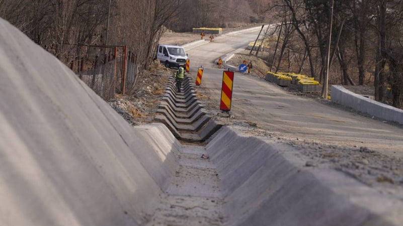 Continuă reabilitarea drumului județean DJ 724 Malu cu Flori – Pucheni