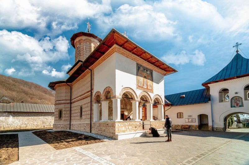 Se modernizează accesul către Mănăstirea Polovragi