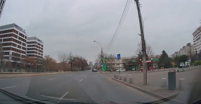VIDEO | Șofer surprins când circulă pe contrasens pe Splaiul Unirii, apoi intră într-o benzinărie. S-a întâmplat în zona stației de metrou Timpuri Noi
