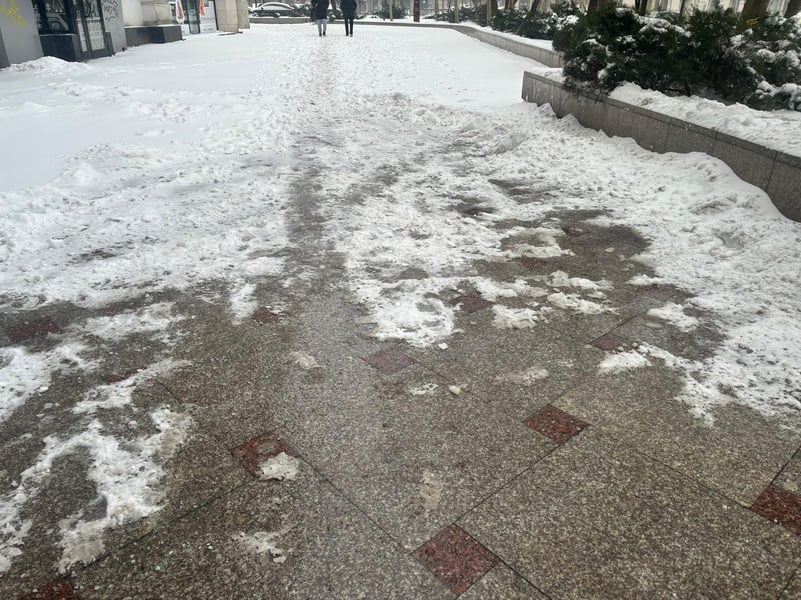 FOTO | Cursa cu obstacole numită “Ninsoare în București” și minunile ei, printre care pavelele cu surprize de pe bulevardul Unirii