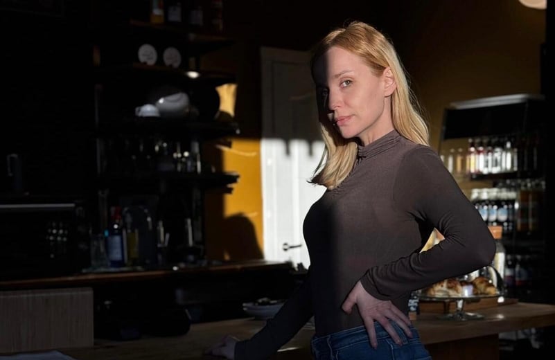 Frenezie în sufragerie, după un episod revoluționar prin dulapuri. Ce poți face, în București, cu hainele pe care nu poți să le donezi. Pont: vânzare pe Vinted