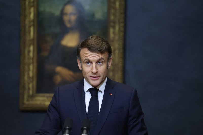 Președintele Emmanuel Macron a sesizat justiția din cauza unui tablou care îl înfățișează decapitat