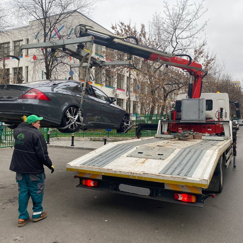 Se ridică mașini parcate neregulamentar în Sectorul 2. Un frumos Mercedes plantat în poarta unei școli și alte două mașini parcate neregulamentar au urcat silit pe platformă