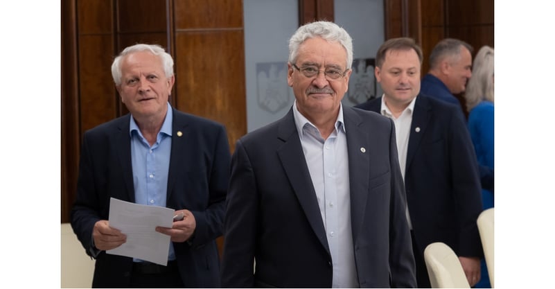 ULTIMA ORĂ Schimbare de tactică a sindicatelor FSLI, care se implică în dezbaterea pe proiectele de planuri-cadru pentru liceu și anunță întâlniri cu profesorii, directorii și inspectorii școlari în 20 de orașe – lista / Hăncescu: Nu putem să facem schimbări din pix, din faţa unui birou, dacă nu mergem direct în faţa profesorilor