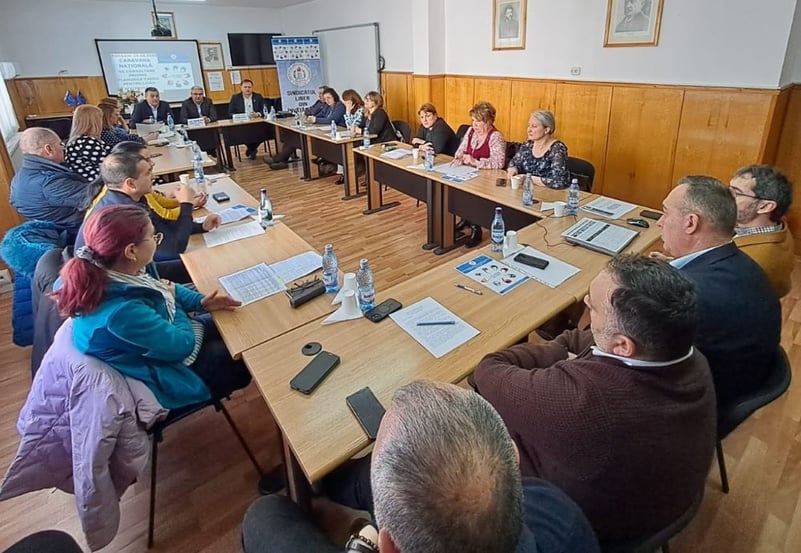 Planurile cadru de liceu, dezbătute la Focșani de cadrele didactice și conducerea FSLI România