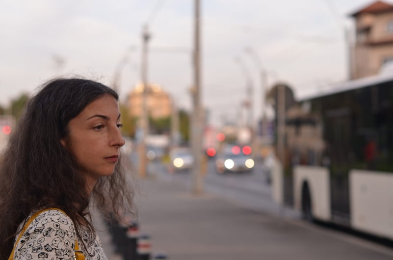 Biblia din STB, cu domnul care îi spune povești lui Dumnezeu în autobuzul 484