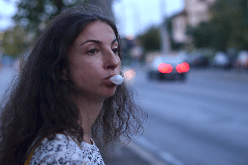 “Universitatea STB”, cu doi puști extra simpatici în autobuzul transformat amfiteatru. Lecții gratuite de social media și cosmetică, plus consultații financiare