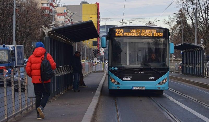 Autobuzele nu mai circulă pe linia de tramvai, până miercuri, din cauza zăpezii și ghețușului. STB spune că acestea vor opri în vechile stații, la bordură