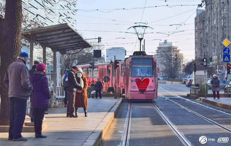 Dacă nu-l prinzi prin București, te poți plimba cu Tramvaiul Iubirii pe internet 🩷 TPBI a lansat un tur virtual al vehiculului