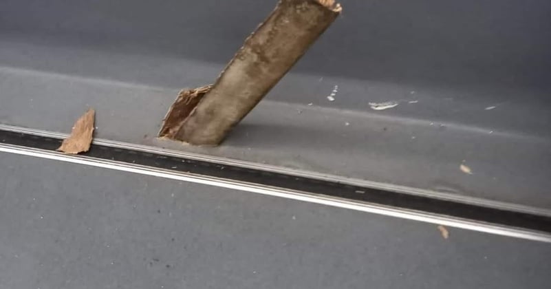 O bucată de șină a străpuns podeaua unui tramvai, în București. Călătorii, la un pas de tragedie