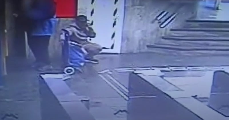 Video
Imagini cu momentul în care un bărbat fură un telefon la metrou, în București