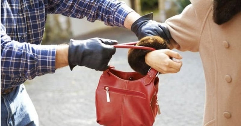 Două femei tâlhărite în București. Un suspect a fost prins și este audiat