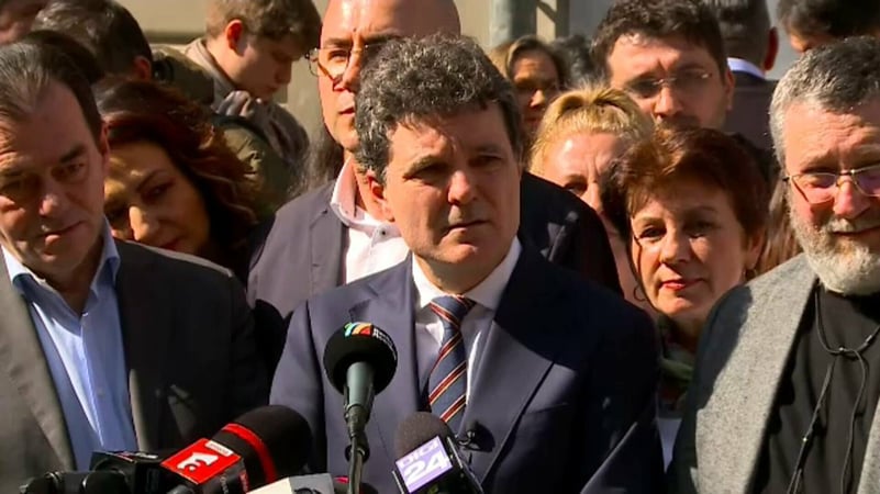 Nicuşor Dan şi-a depus candidatura la alegerile prezidenţiale