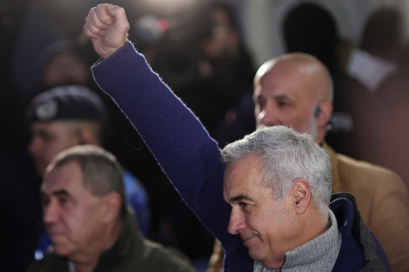 Călin Georgescu, aflat sub control judiciar, și-a instigat susținătorii să iasă fizic în sprijinul său: ”Nu am nevoie de likeuri sau urmăritori pe facebook. Am nevoie să știu că suntem toți uniți fizic”