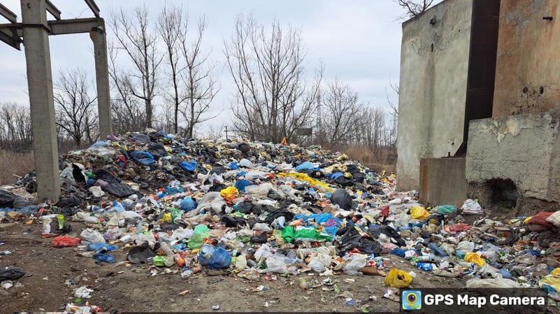 VIDEO/FOTO! Bombă ecologică la Suraia. Mii de metri cubi de gunoi, depozitați ilegal în localitate
