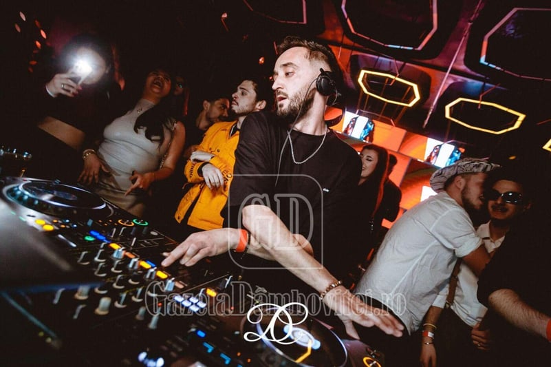 Unul dintre cei mai populari DJ români ai momentul, REMAN, e dâmbovițean