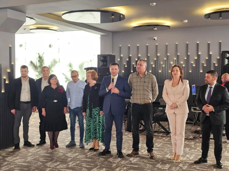 (Foto) Sărbătoare și Eleganță la Balul Mărțișorului! Doamnele și Domnișoarele din Dâmbovița, Omagiate cu Stil!