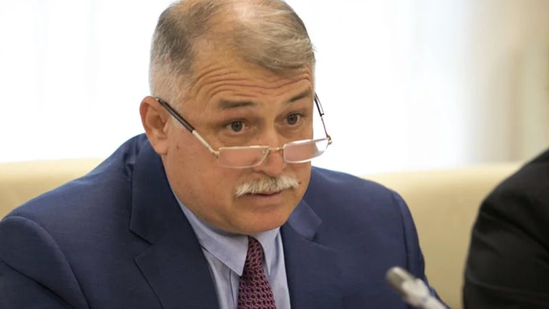 Un angajat al Parlamentului bănuit de trădare de patrie, eliberat din penitenciar și plasat în arest la domiciliu