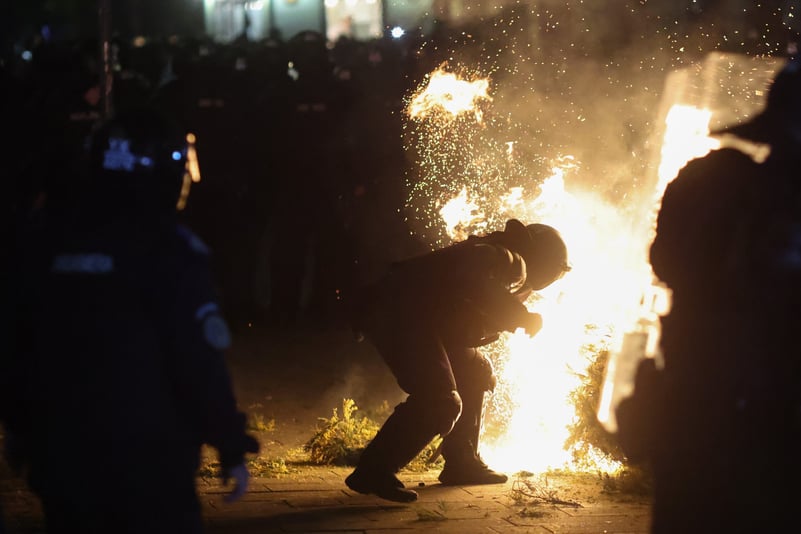 Treisprezece jandarmi răniţi la protestele violente din Centrul Vechi, din seara de 9 martie. Au fost deschise 11 dosare penale