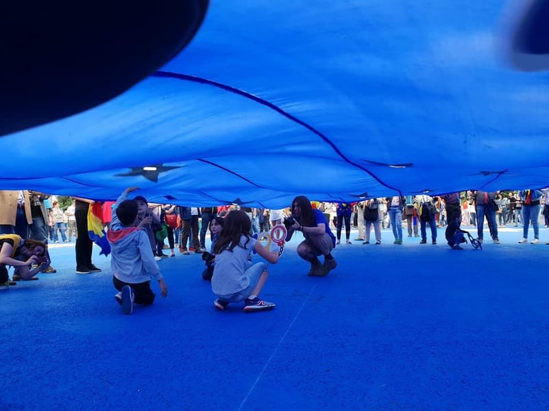 Miting ”EuRo Manifest”, în Piaţa Victoriei: Este momentul să ne facem auziţi şi să arătăm că România este şi va rămâne parte a familiei europene!