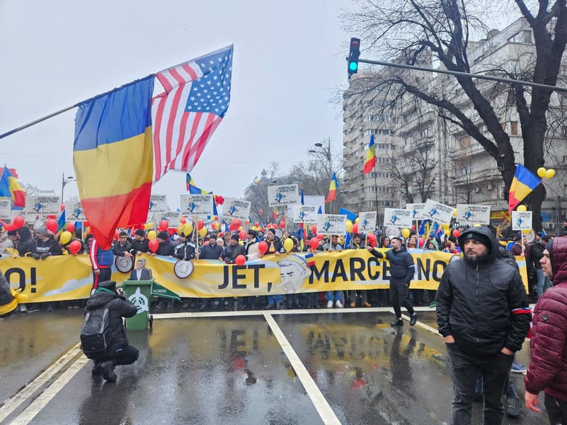 LIVE La mitingul de un milion de oameni promis de George Simion au venit aproximativ 3.000 de manifestanți / Jandarmeria anunță măsuri sporite de securitate
