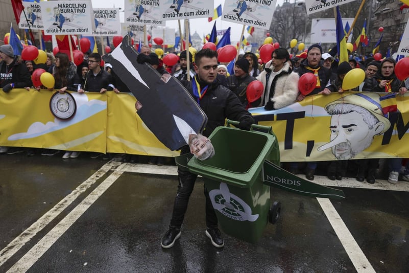 LIVE Lumea a început să plece, după discursuri / Moment tensionat în Piața Victoriei, primele îmbrânceli între protestatari și jandarmi / George Simion: Covrigarul de la Buzău trebuie să plece azi / Câteva zeci de mii de oameni participă la miting, după ce George Simion promisese un milion / Călin Georgescu a ajuns la protest