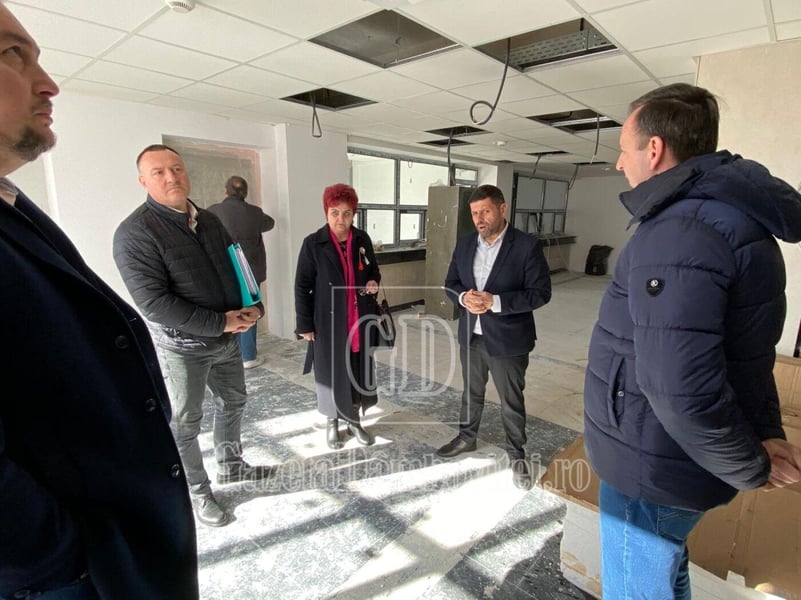 Lucrări la sediul Casei de Pensii și AJOFM Dâmbovița. Prefectul Tănase a discutat despre optimizarea numărului și amplasării ghișeelor