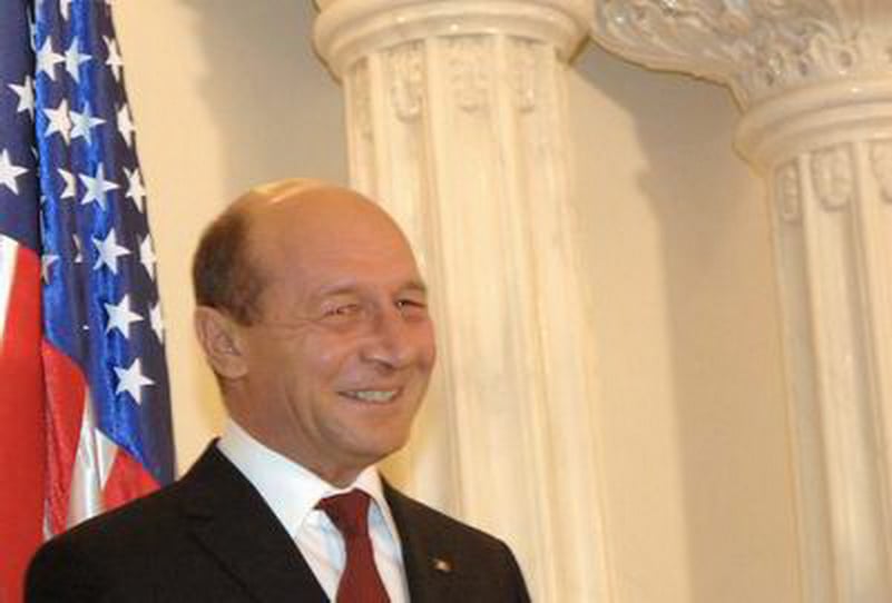 Băsescu bate cu pumnul în masă: ”Avem obligaţia să asigure(sic) Ucrainei resursele pentru o pace acceptabilă”