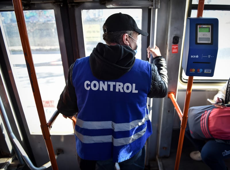 BREAKING | Violență extremă în tramvaiul 10, unde un controlor a fost bătut crunt dimineață. STB: Atacul, din senin, fără niciun conflict prealabil