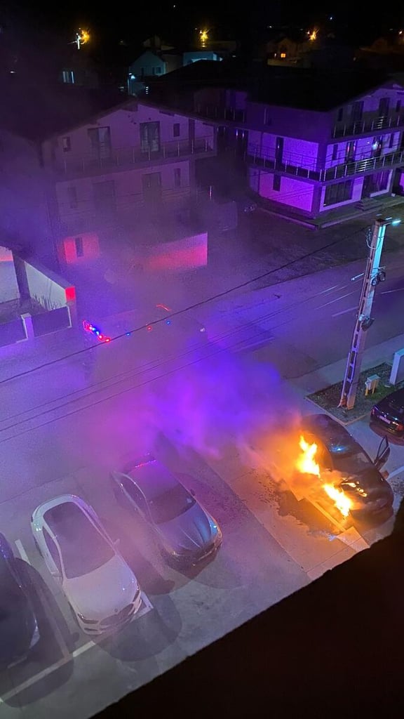 Mașină în flăcări într-un cartier din Târgu Jiu