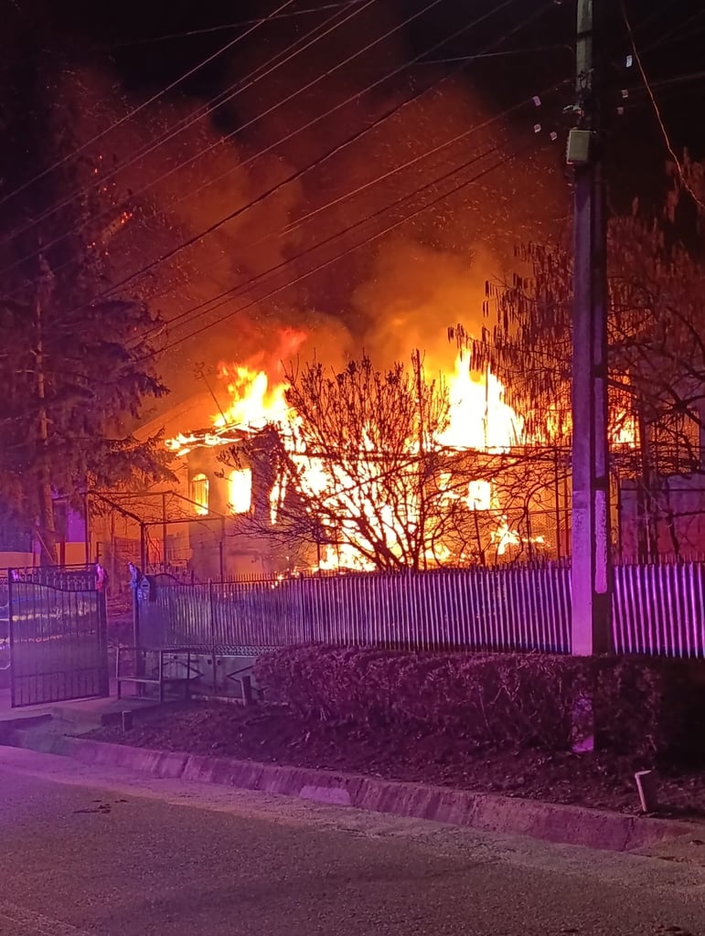 (Foto) Incendiul din Șotânga, sat Teiș, a făcut o victimă: Un bărbat și-a pierdut viața în flăcări!