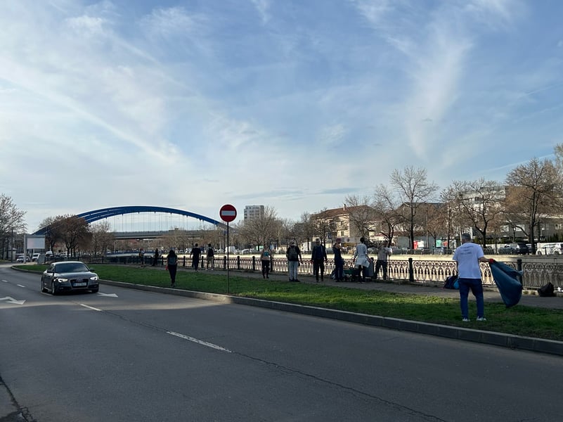 REPORTAJ | Poluare și sudoare. Cu ce am rămas după trei ore de strâns gunoaie de pe malul Dâmboviței