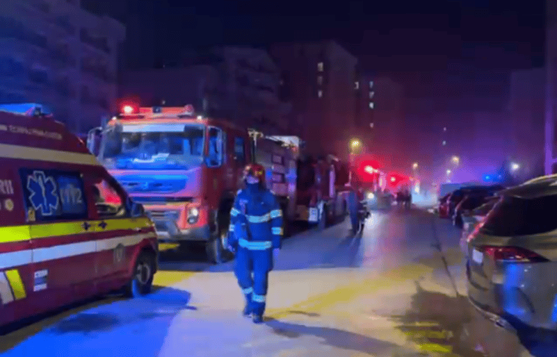 VIDEO | Incendiu în Cosmopolis, la subsolul unui bloc. Pompierii militari au intervenit cu zece autospeciale de stingere