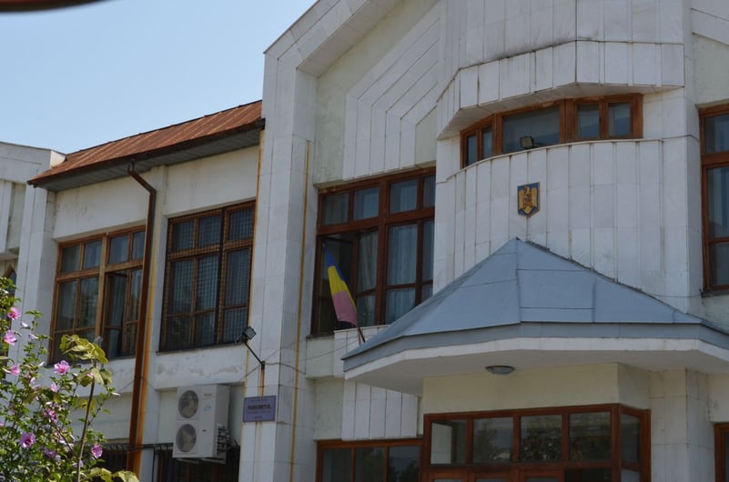 A vrut din arest la domiciliu la mormântul părinților!