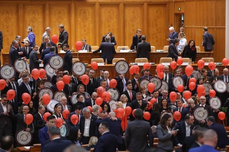 Moțiune de cenzură cu baloane și huiduieli, în Parlamentul României! Titus Corlățean: La noi opoziția e cu huo, răcnete, răgete și galerii de fotbal