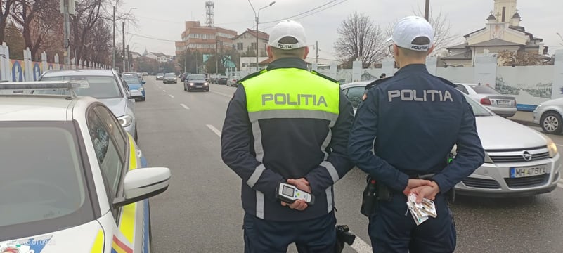 Polițiștii gorjeni și mehedințeni au dăruit mărțișoare și flori șoferițelor
