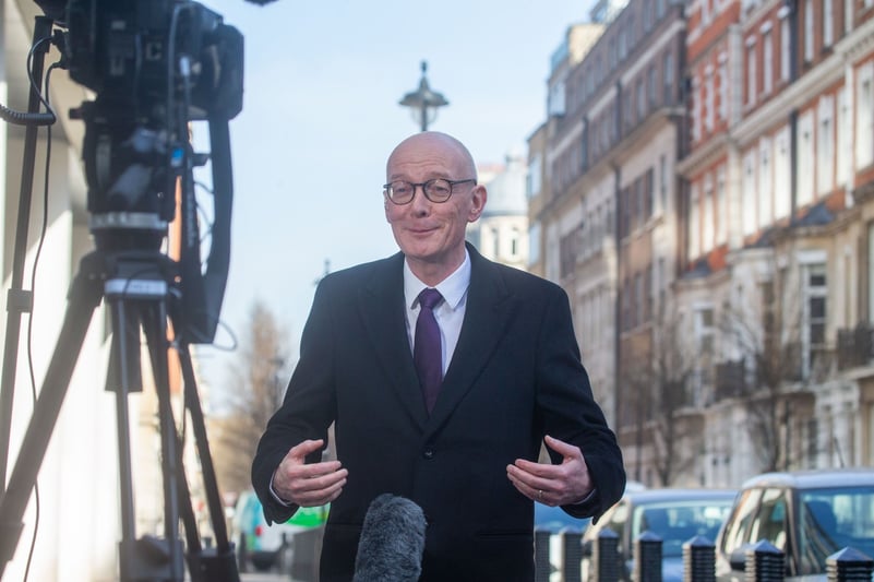 Țările nu pot fi forțate să trimită trupe în Ucraina, spune un ministru britanic. „Este important să avem state europene implicate”