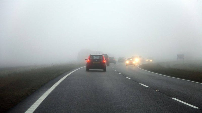 Atenție, șoferi, ceață, polei și aglomerație, pe principalele artere rutiere