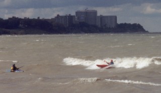 Pegando uma onda na praia